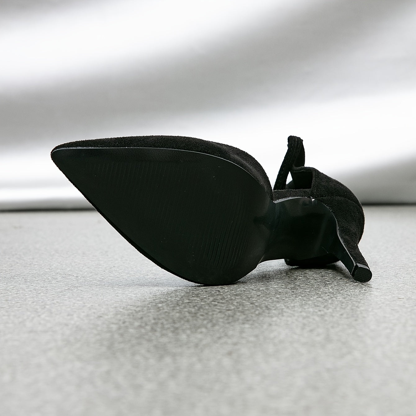 Elena – zwarte suède stiletto's met enkelstrik en 10,3 cm hak - Afbeelding 6