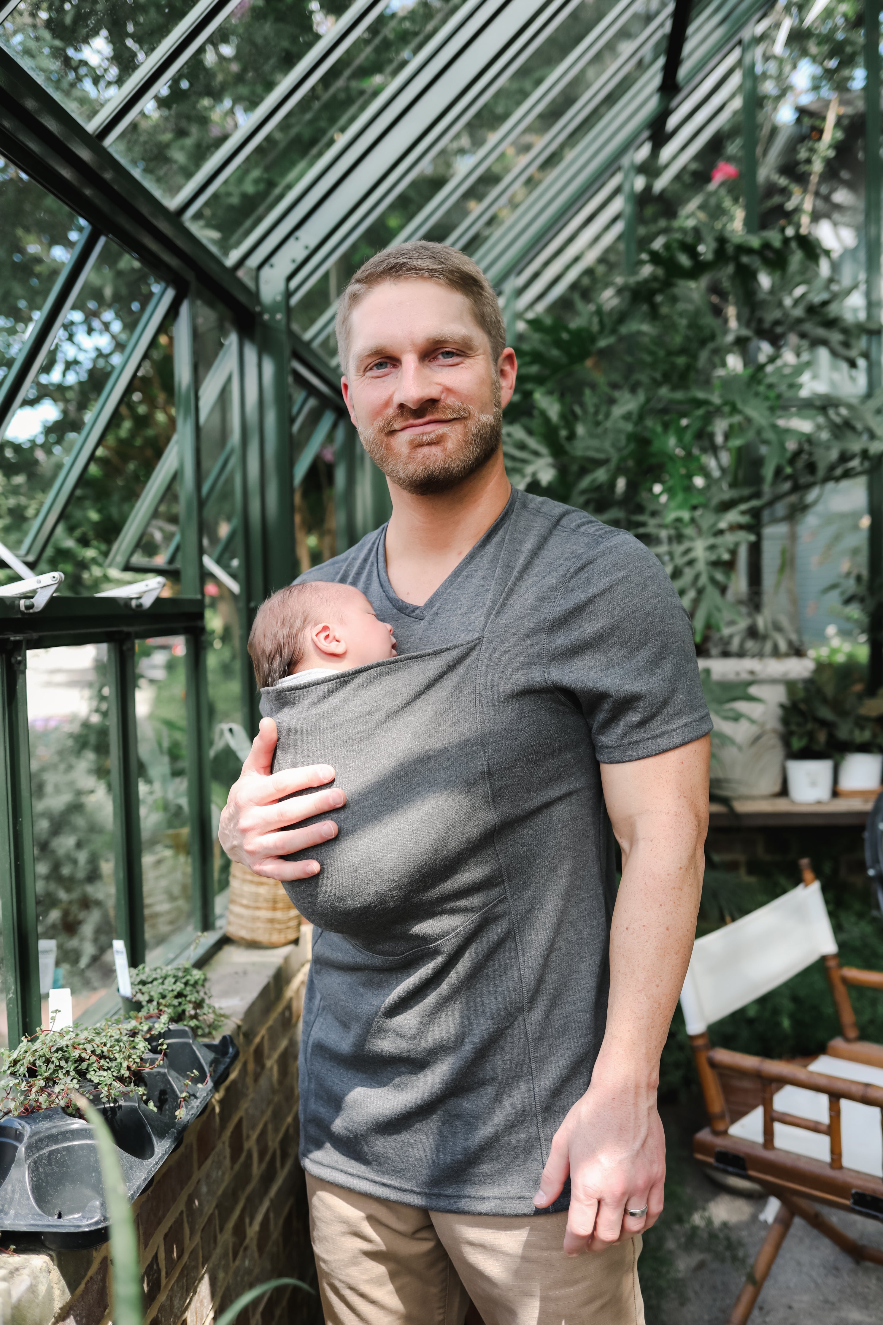 Grijs babydraagshirt voor vaders – comfortabel en praktisch
