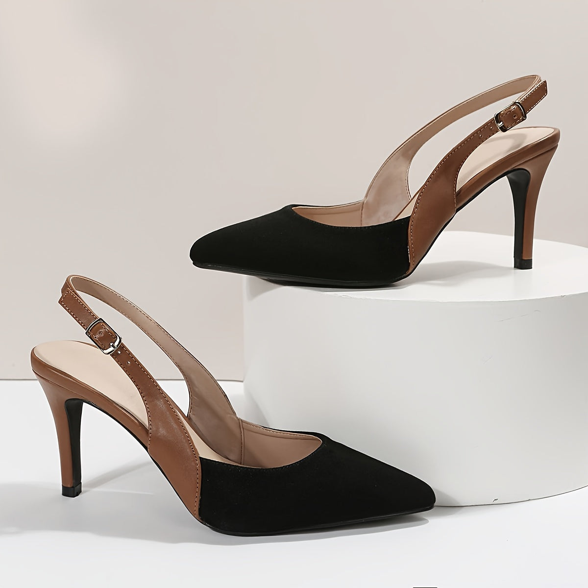 Ava – zwarte slingback pumps met 8,5 cm hak en bronskleurige band - Afbeelding 4