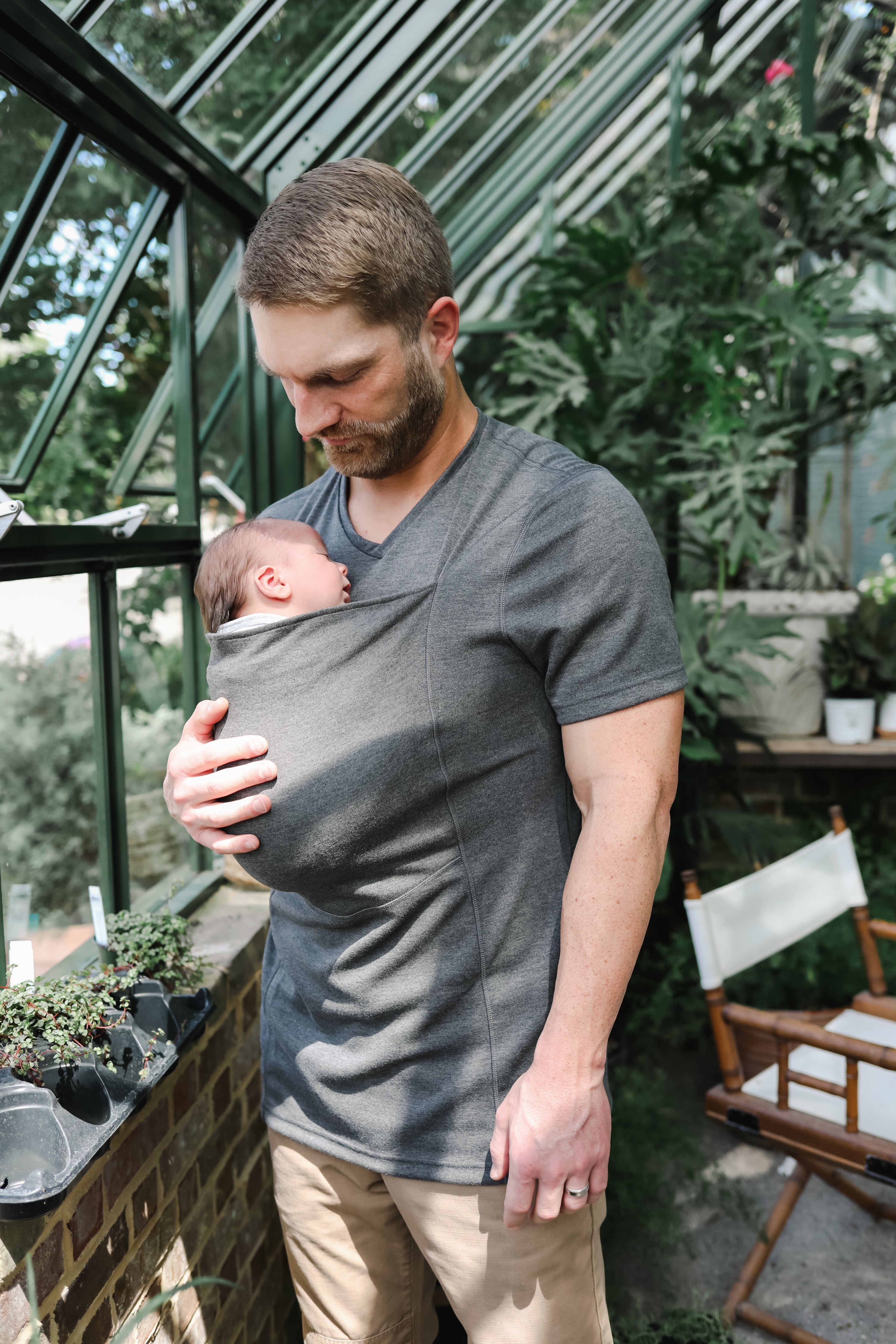 Grijs babydraagshirt voor vaders – comfortabel en praktisch - Afbeelding 2