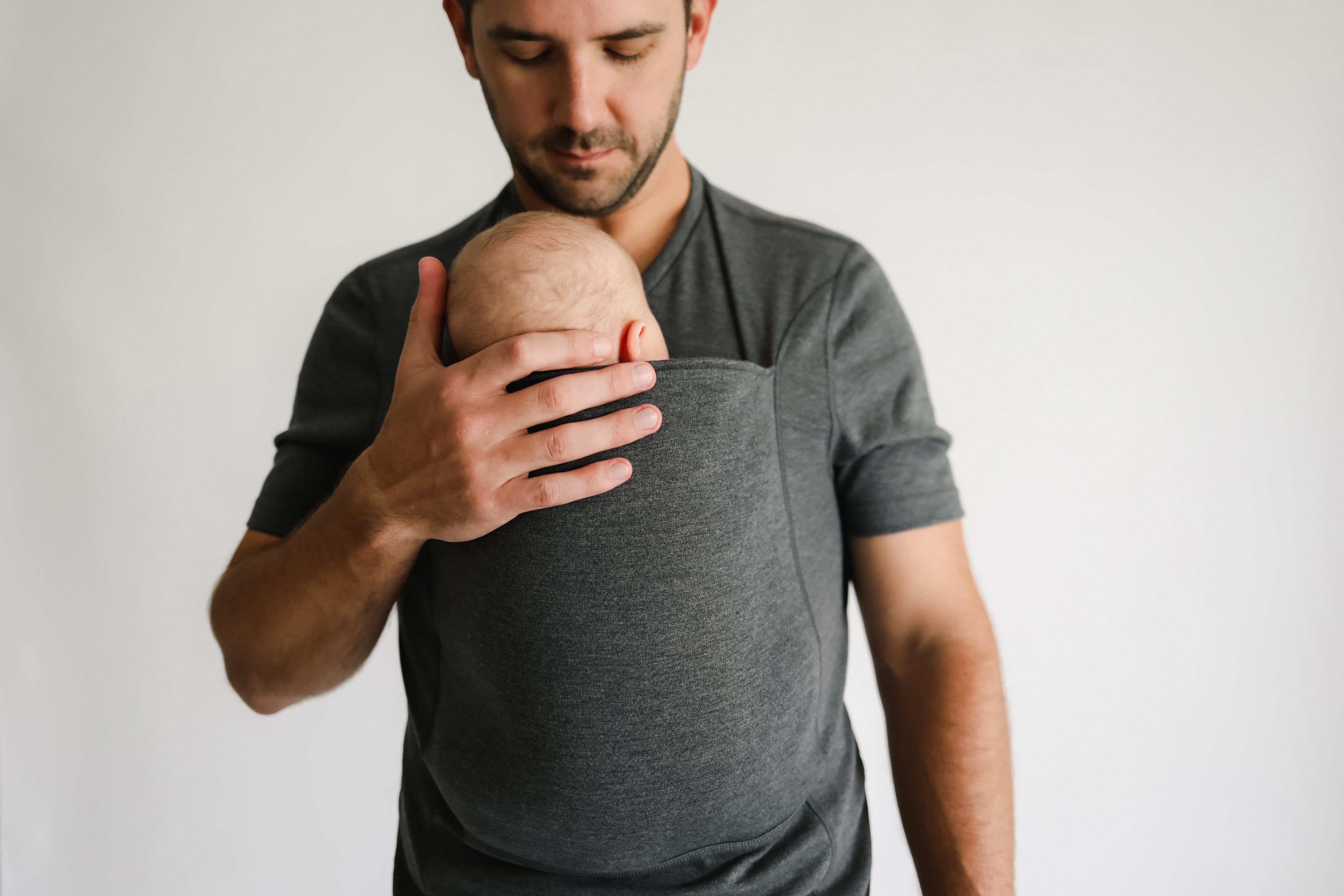 Grijs babydraagshirt voor vaders – comfortabel en praktisch - Afbeelding 4